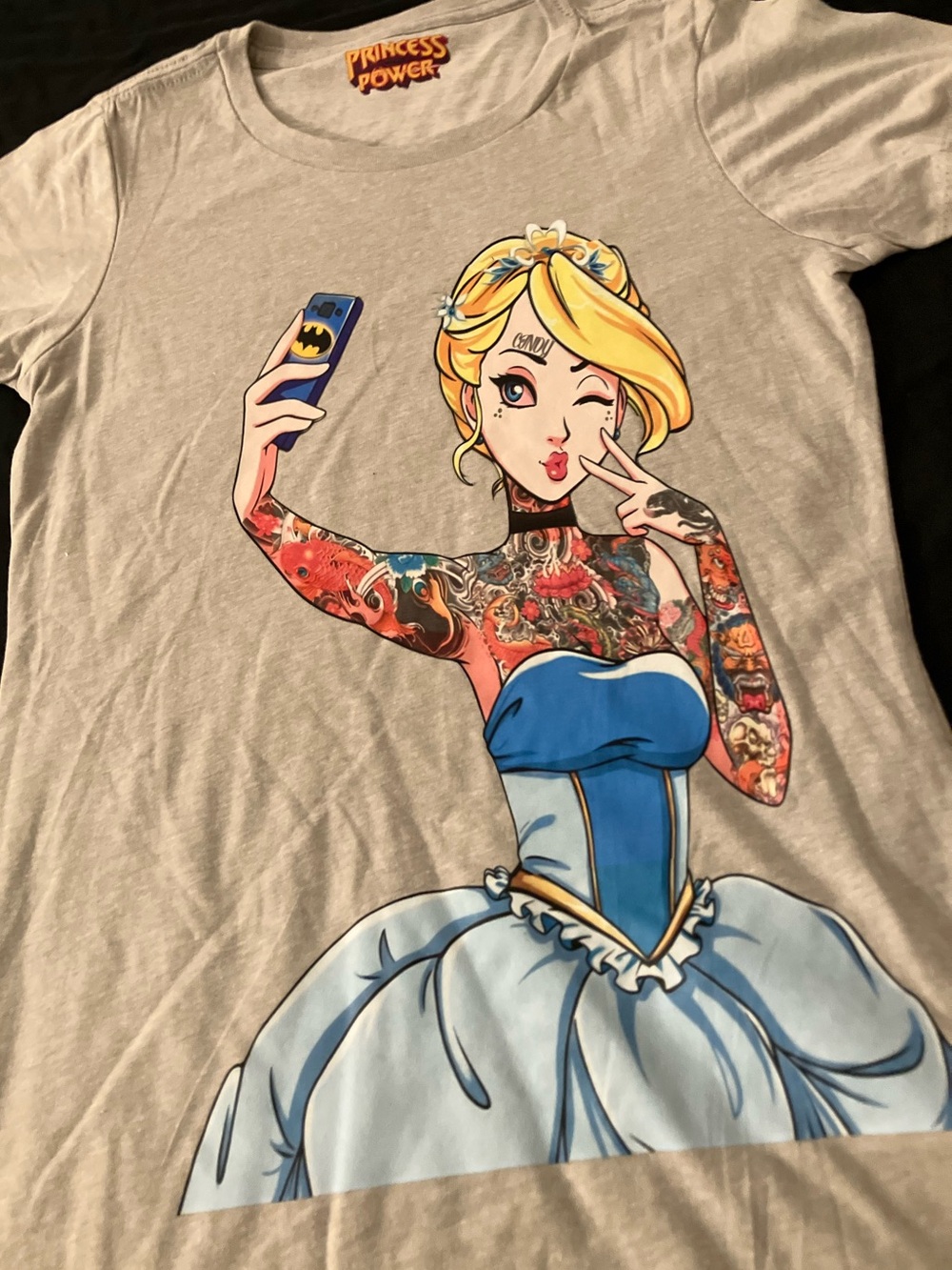 Cinderella Cindy Tattoo Selfie Wink Kiss Peace Women’s Tan Brown Tee Size Small
